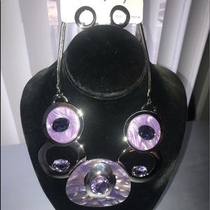 Beautiful necklace with earrings to match!!